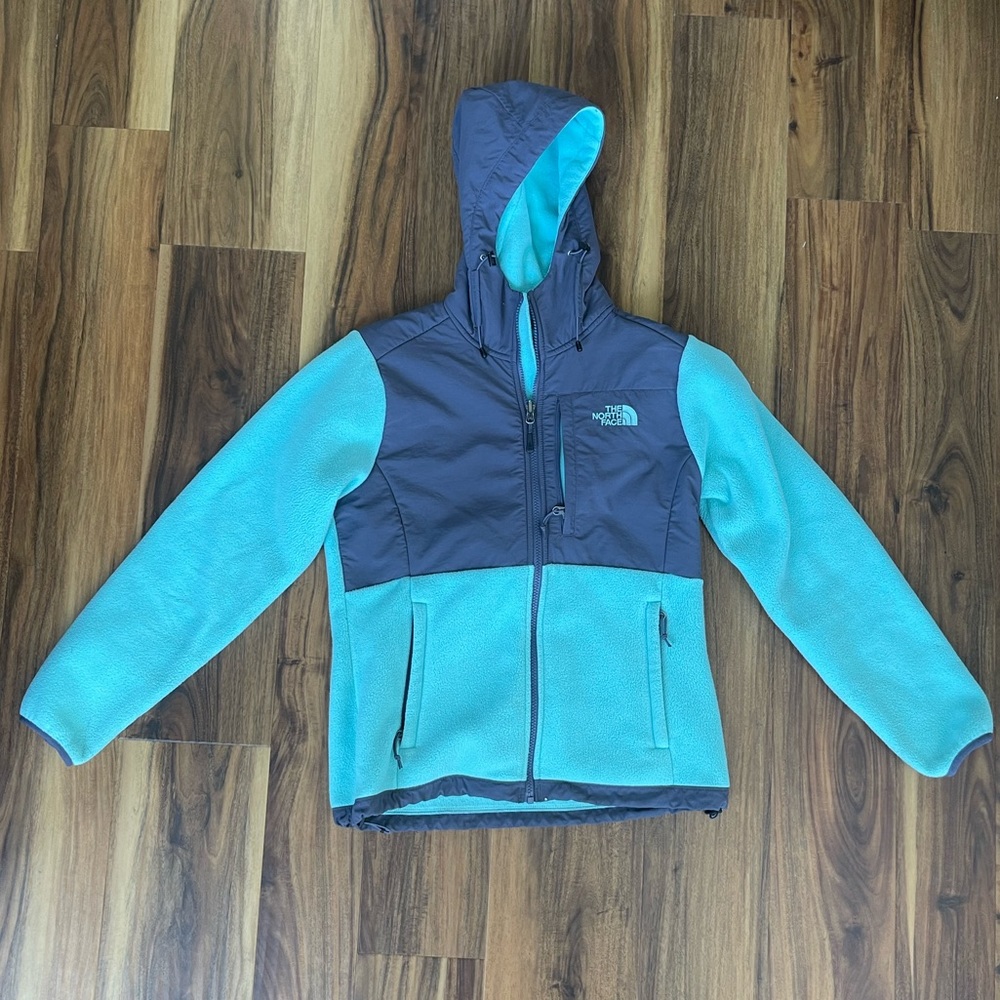 North Face Coat Size Small. Great condition, only worn a few times!
